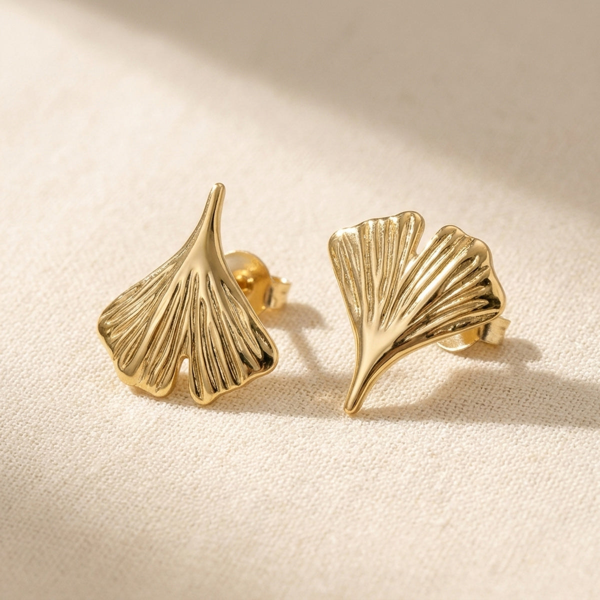 Ohrstecker Ginkgoblatt glänzend – 375er Gold, 12 mm – Detailansicht des Ohrschmucks vor neutralem Hintergrund