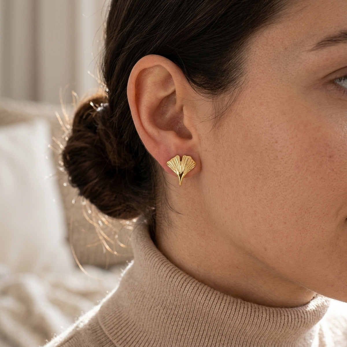 Ohrstecker Ginkgoblatt glänzend – 375er Gold, 12 mm – am Ohr getragen, natürliche Lifestyle-Aufnahme
