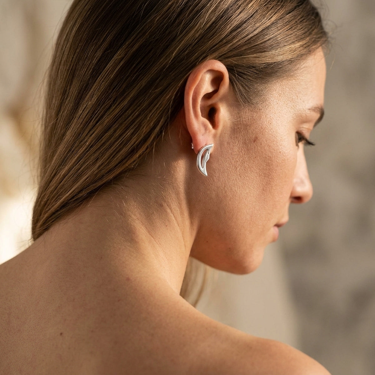Ohrstecker Halbmond mit Gesicht glänzend – 925er Silber, 12 × 5 mm – am Ohr getragen, zweite Lifestyle-Aufnahme in anderer Perspektive