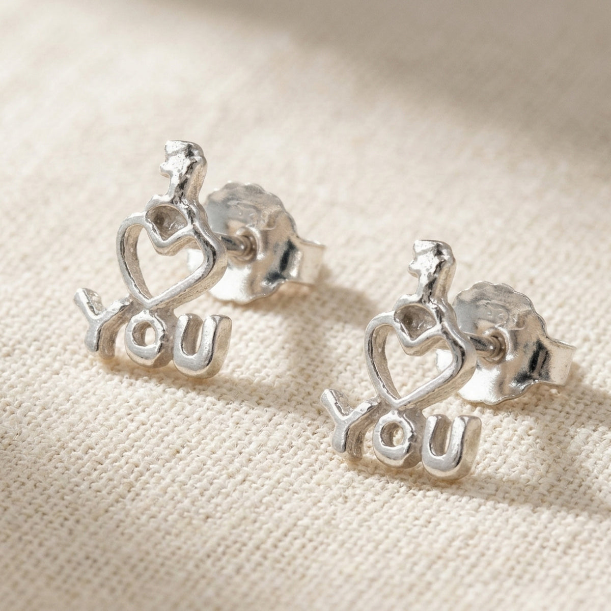 Ohrstecker I LOVE YOU – 925er Silber, 9 × 7 mm – Detailansicht des Ohrschmucks vor neutralem Hintergrund