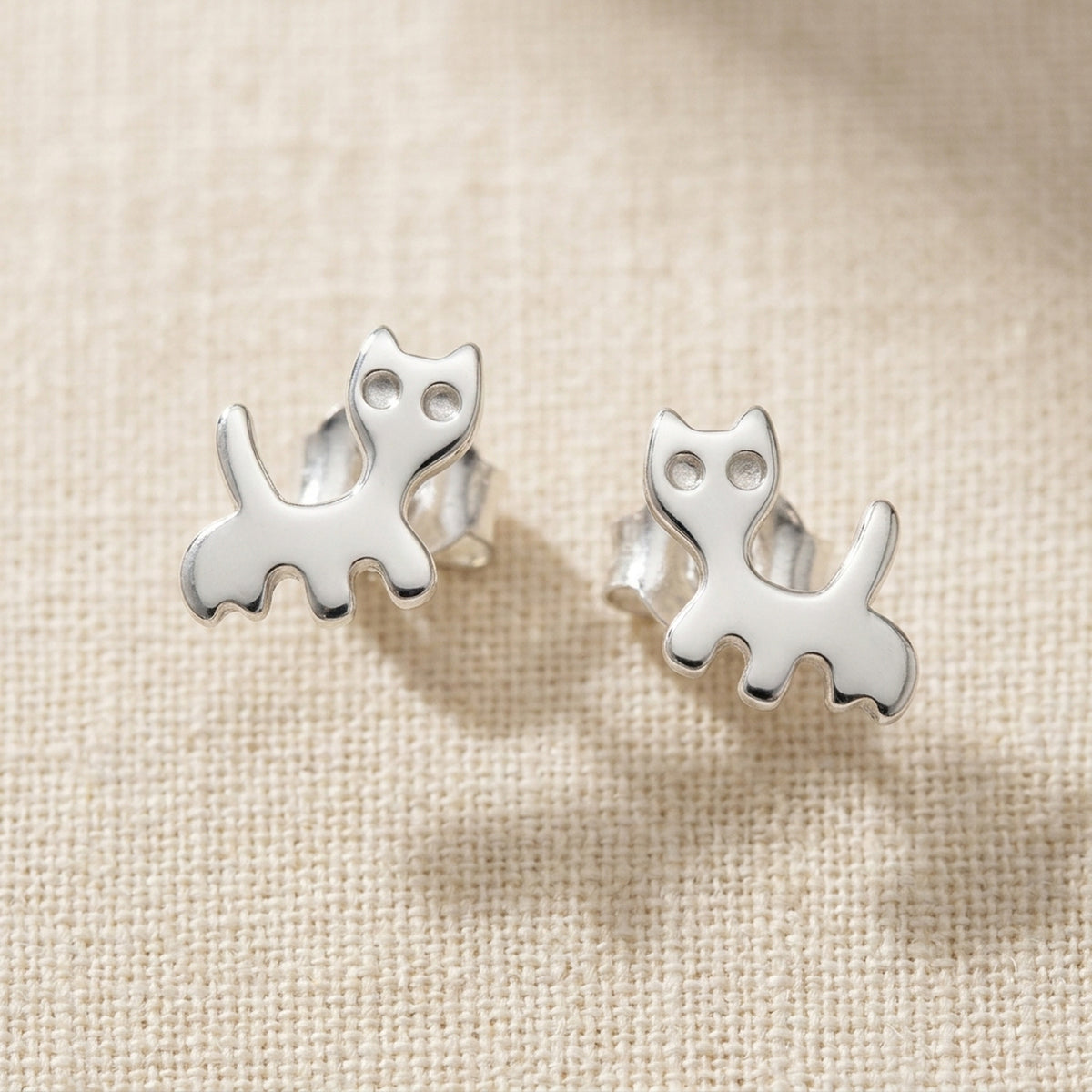 Ohrstecker Katze glänzend – 925er Silber, 6 × 6,5 mm – Detailansicht des Ohrschmucks vor neutralem Hintergrund