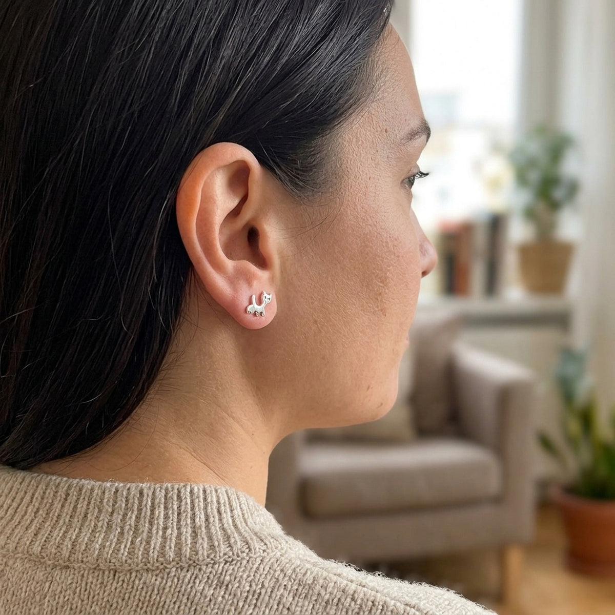 Ohrstecker Katze glänzend – 925er Silber, 6 × 6,5 mm – am Ohr getragen, natürliche Lifestyle-Aufnahme