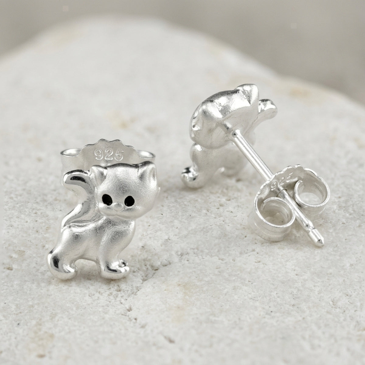 Ohrstecker Kinderohrring Katze matt-glänzend – 925er Silber, 6 × 5 mm – Detailansicht des Ohrschmucks vor neutralem Hintergrund