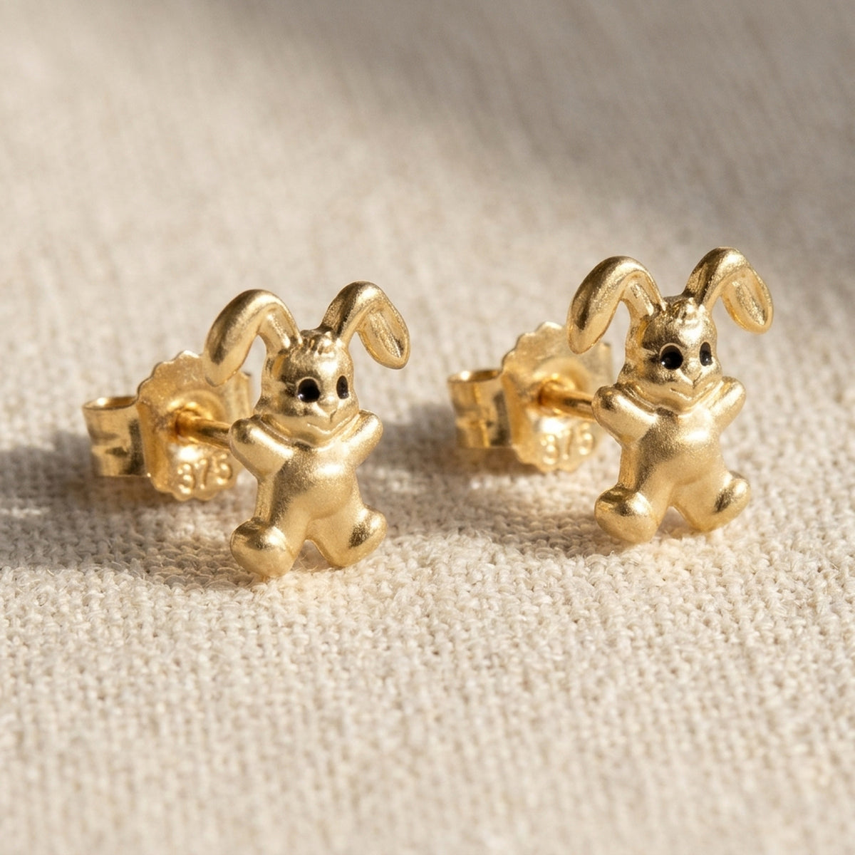 Ohrstecker kleiner Hase matt-glänzend – 375er Gold, 7 × 6 mm – Detailansicht des Ohrschmucks vor neutralem Hintergrund