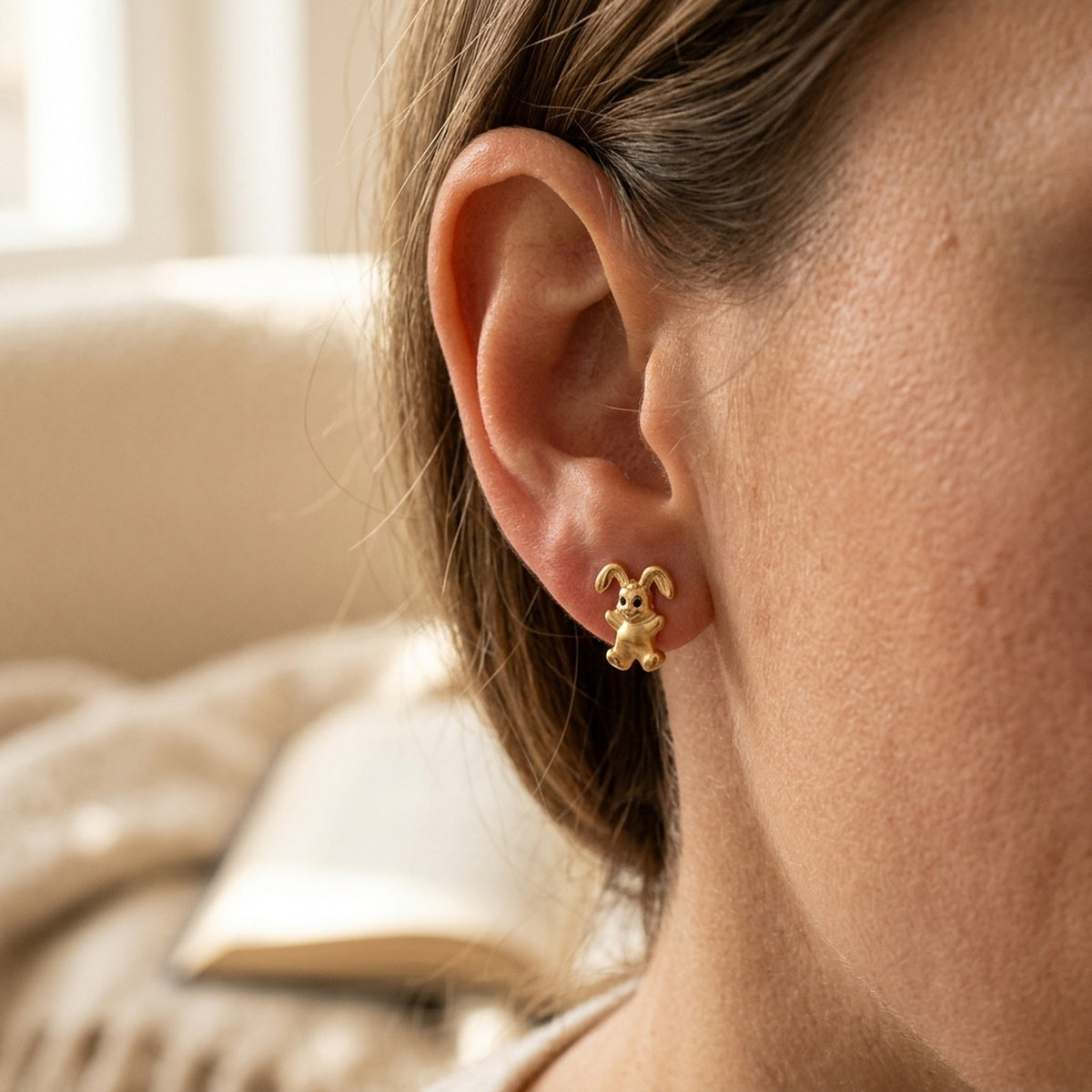 Ohrstecker kleiner Hase matt-glänzend – 375er Gold, 7 × 6 mm – am Ohr getragen, zweite Lifestyle-Aufnahme in anderer Perspektive
