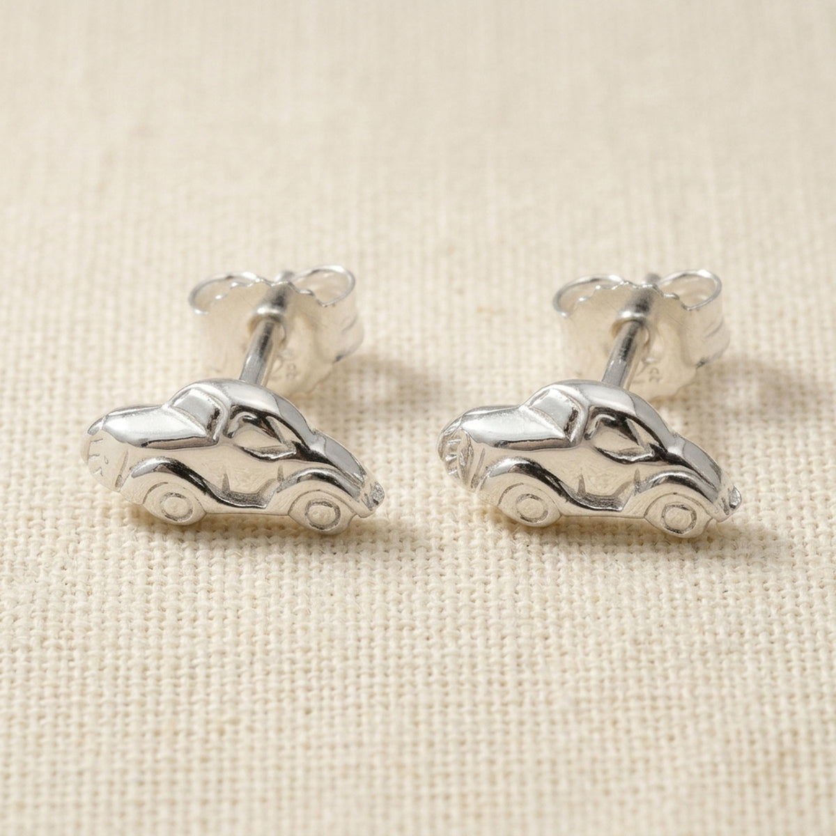 Ohrstecker kleines Auto glänzend – 925er Silber, 4 × 9 mm – Detailansicht des Ohrschmucks vor neutralem Hintergrund