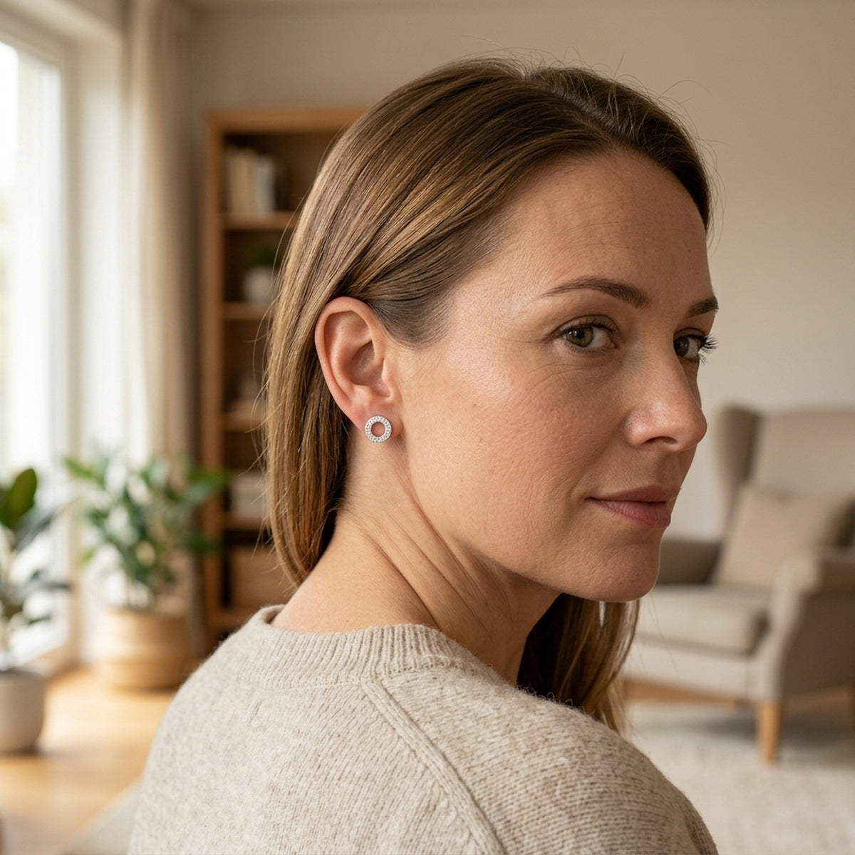 Ohrstecker Kreis mit Zirkonia – 925er Silber, 7 mm – am Ohr getragen, natürliche Lifestyle-Aufnahme