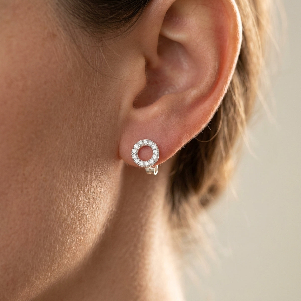 Ohrstecker Kreis mit Zirkonia – 925er Silber, 7 mm – am Ohr getragen, zweite Lifestyle-Aufnahme in anderer Perspektive