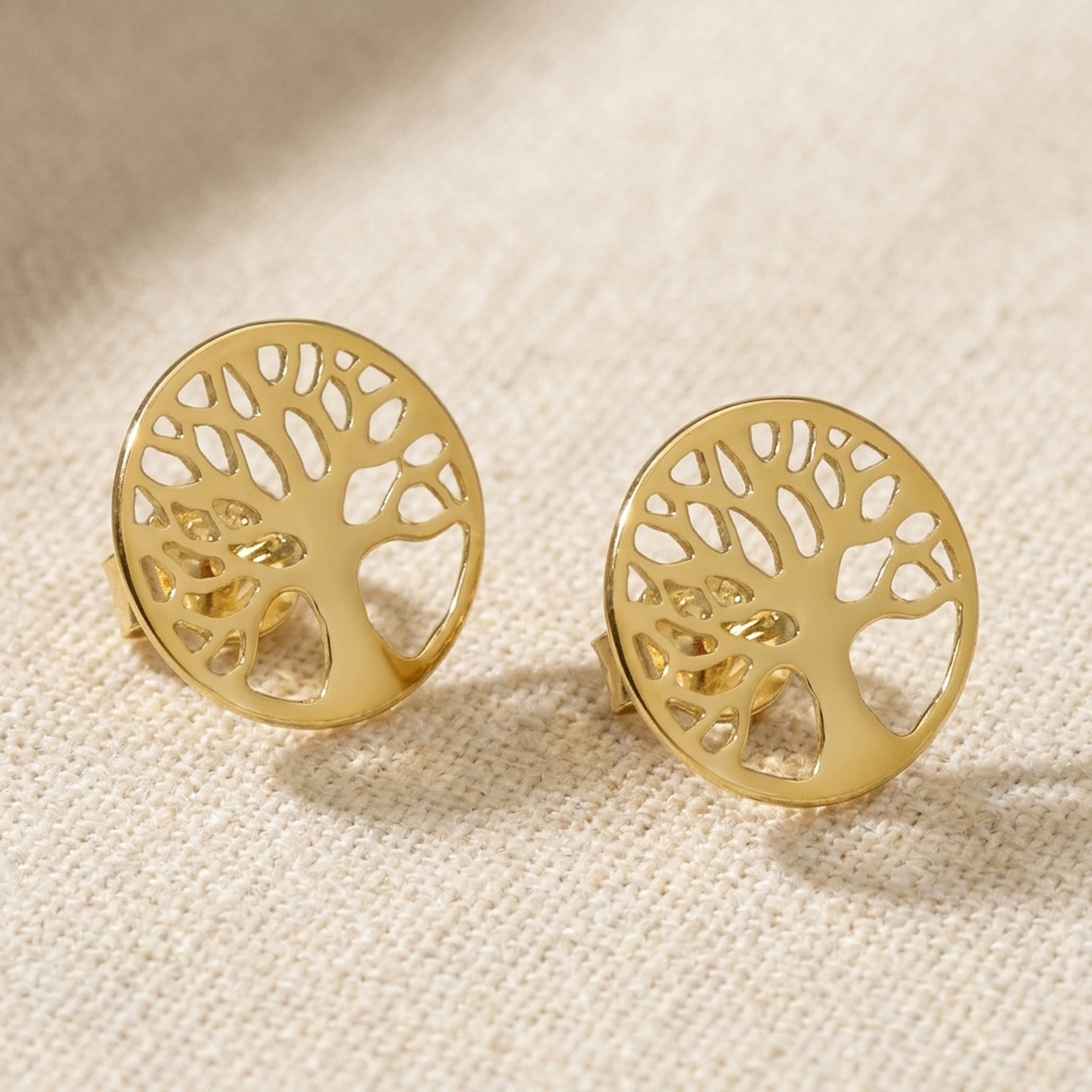 Ohrstecker Lebensbaum filigran glänzend – 375er Gold, 10 mm – Detailansicht des Ohrschmucks vor neutralem Hintergrund