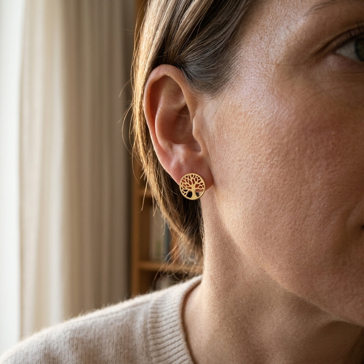 Ohrstecker Lebensbaum filigran glänzend – 375er Gold, 10 mm – am Ohr getragen, zweite Lifestyle-Aufnahme in anderer Perspektive