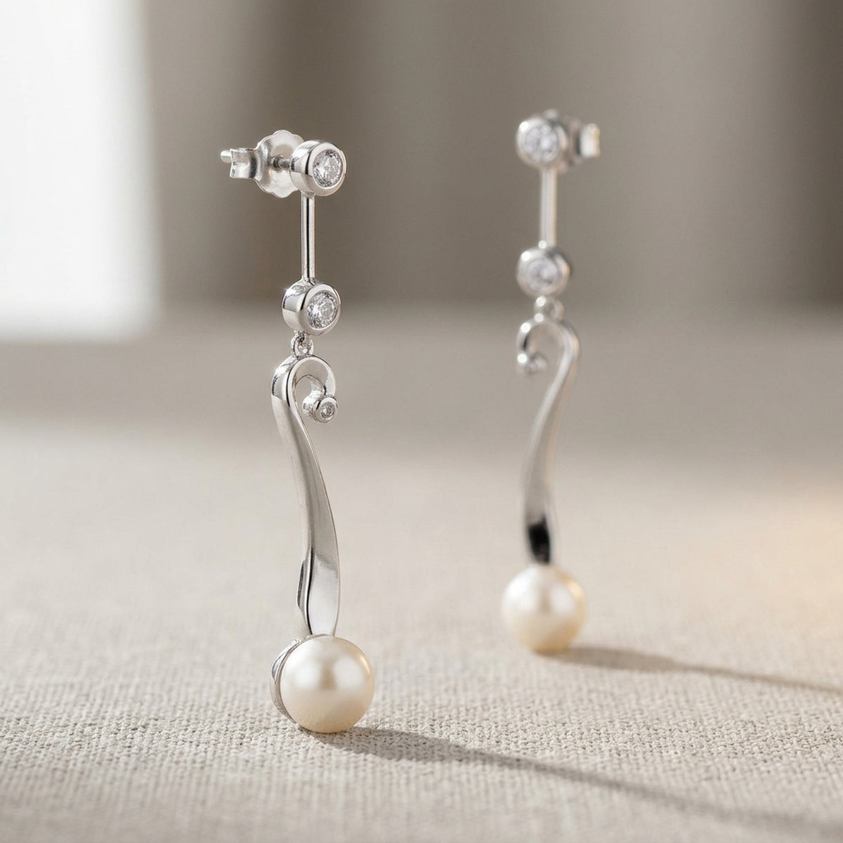 Ohrhänger mit Zuchtperle und Zirkonia – 925er Silber, 34 × 6 mm – Detailansicht des Ohrschmucks vor neutralem Hintergrund