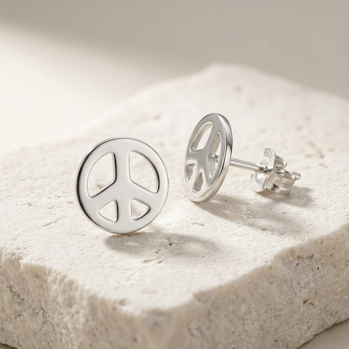 Ohrstecker Peace/Friedens-Symbol – 925er Silber, 4,5 mm – Detailansicht des Ohrschmucks vor neutralem Hintergrund