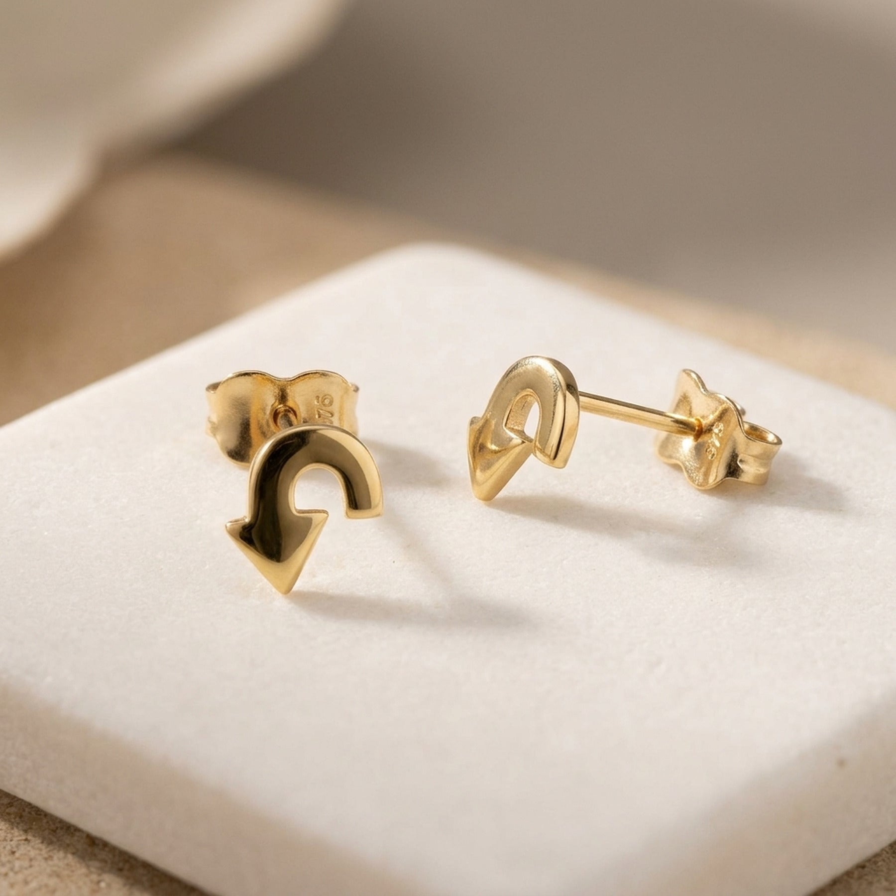 Ohrstecker Pfeil glänzend – 375er Gold, 6 × 5 mm – Detailansicht des Ohrschmucks vor neutralem Hintergrund
