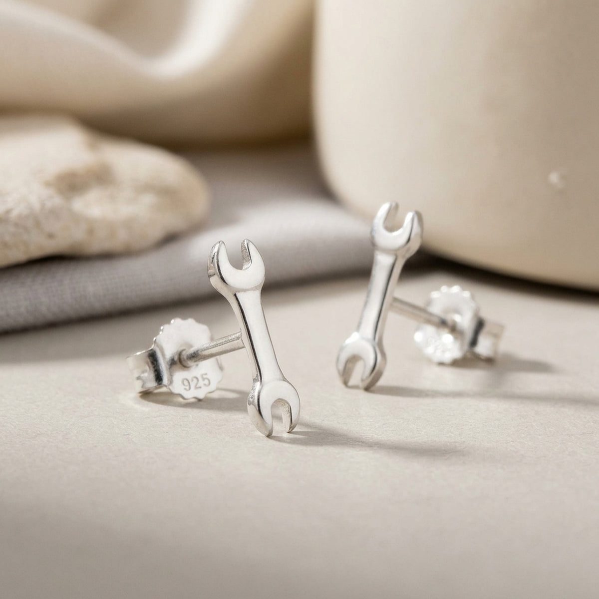 Ohrstecker Schraubenschlüssel – 925er Silber, 8,6 × 2,5 mm – Detailansicht des Ohrschmucks vor neutralem Hintergrund