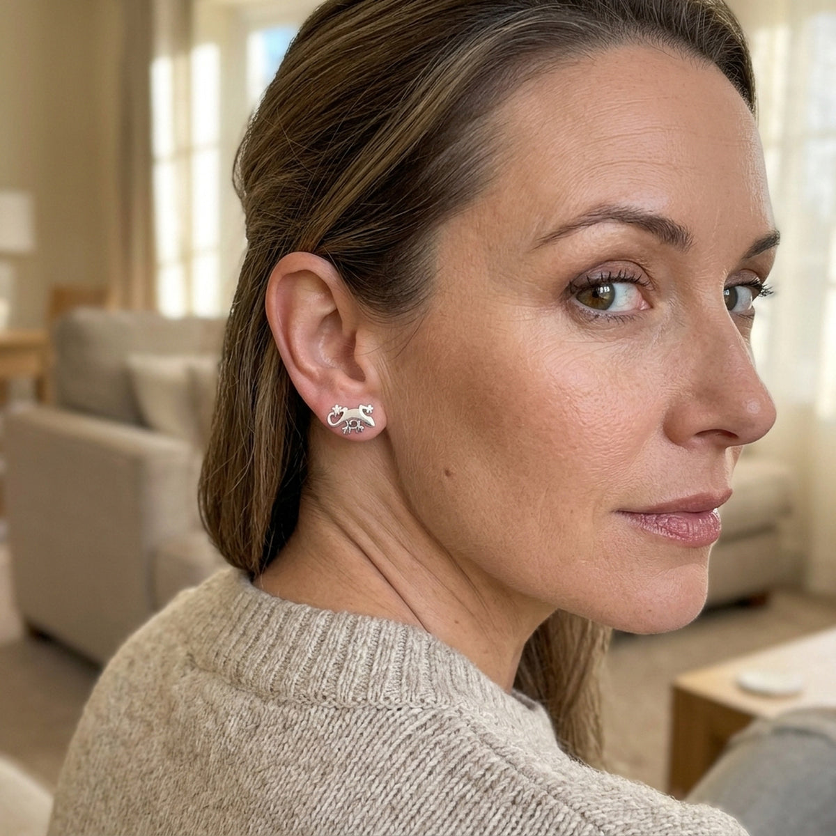 Ohrstecker Schwanzlurch glänzend – 925er Silber, 11 × 6 mm – am Ohr getragen, natürliche Lifestyle-Aufnahme