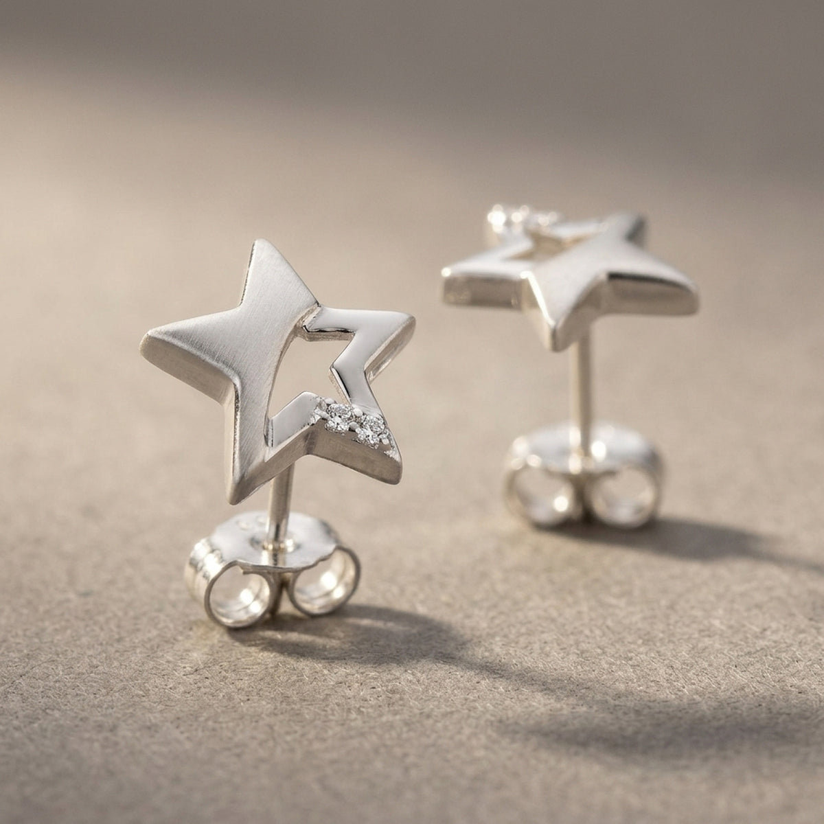 Ohrstecker Stern mit Zirkonia – 925er Silber, 10 × 10 mm – Detailansicht des Ohrschmucks vor neutralem Hintergrund