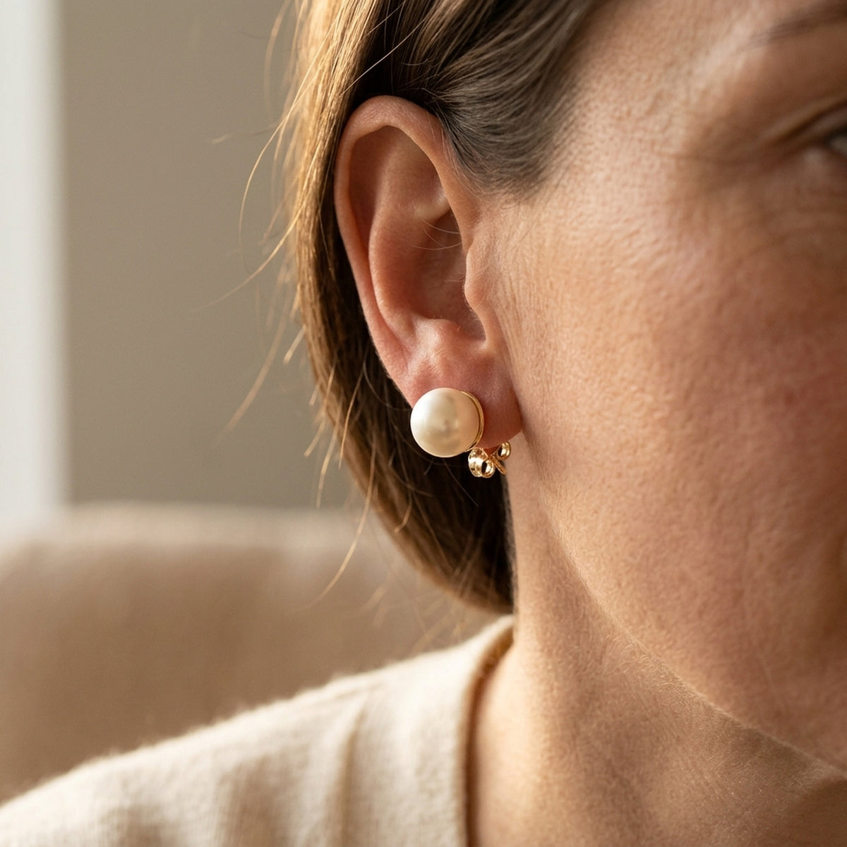Ohrstecker mit Süßwasserzuchtperle abgeflacht – 375er Gold, ca. 11 mm – am Ohr getragen, zweite Lifestyle-Aufnahme in anderer Perspektive