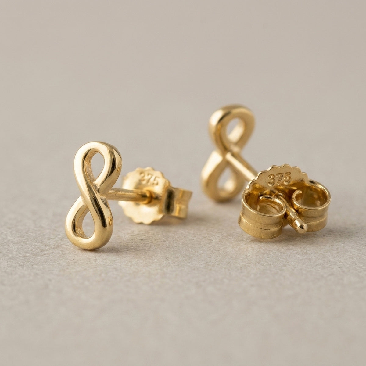 Ohrstecker Unendlichkeit glänzend – 750er Gold, 6 × 3 mm – Detailansicht des Ohrschmucks vor neutralem Hintergrund