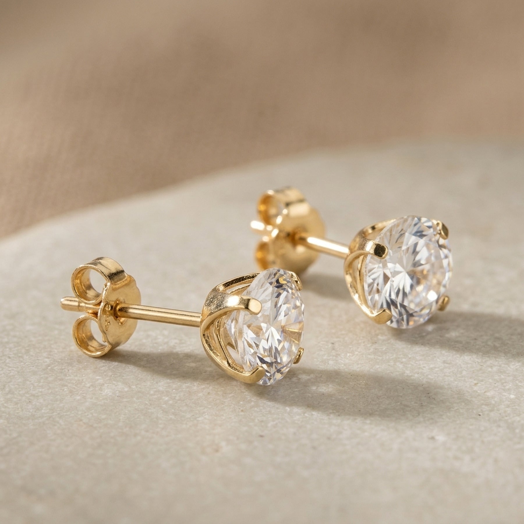 Ohrstecker mit Zirkonia – 375er Gold, 8 mm – Detailansicht des Ohrschmucks vor neutralem Hintergrund