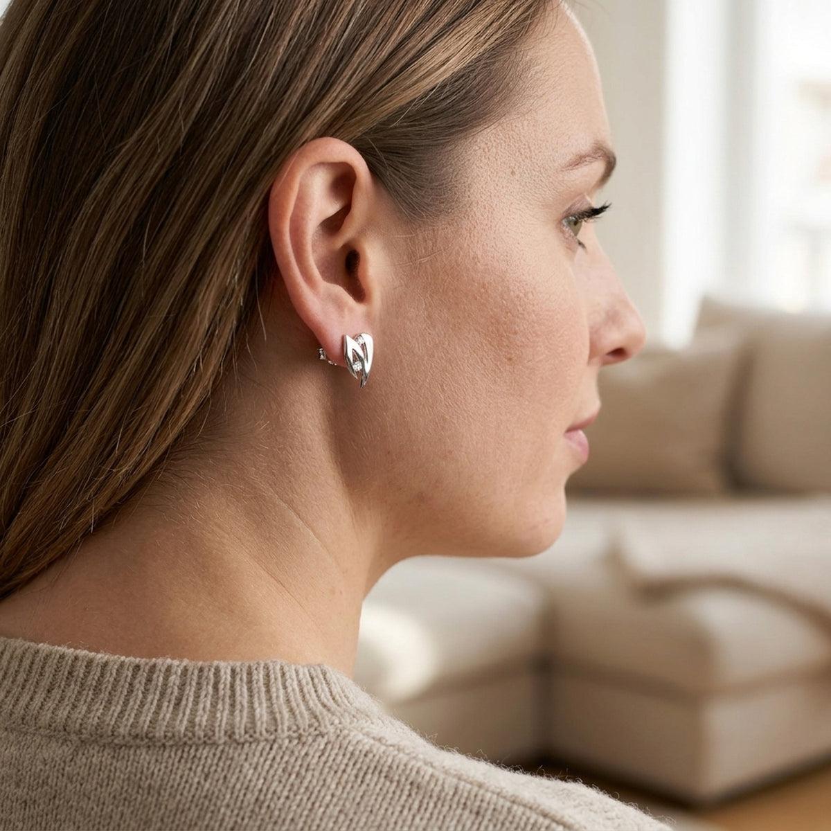 Ohrstecker mit Zirkonia – 585er Weißgold, 8 × 5 mm – am Ohr getragen, natürliche Lifestyle-Aufnahme