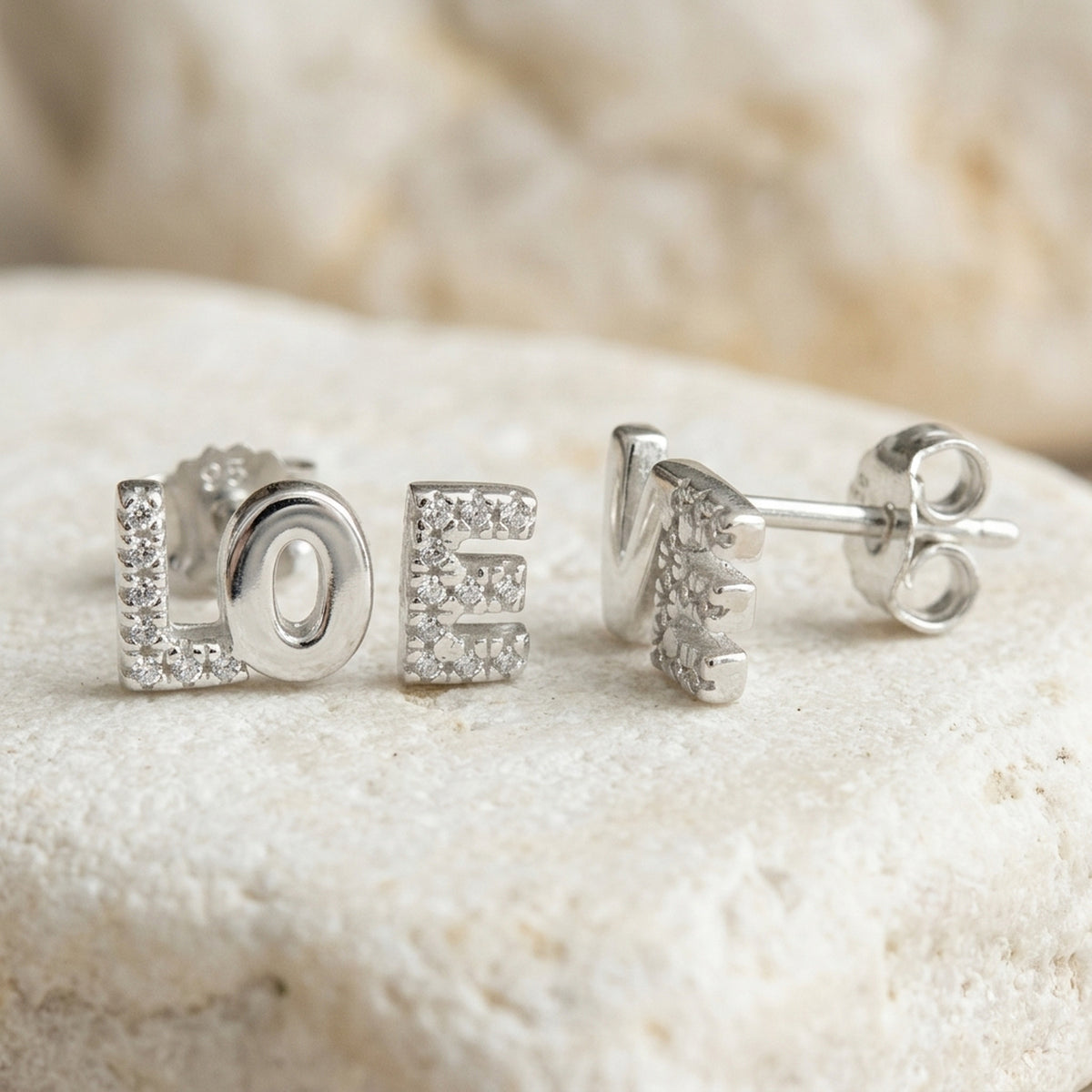 Ohrstecker LOVE mit Zirkonia – 925er Silber, 6 × 7 mm – Detailansicht des Ohrschmucks vor neutralem Hintergrund