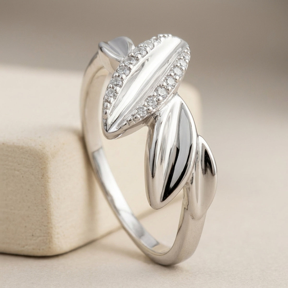 Ring mit Zirkonia – 925er Silber, 11 mm – Detailansicht des Rings vor neutralem Hintergrund