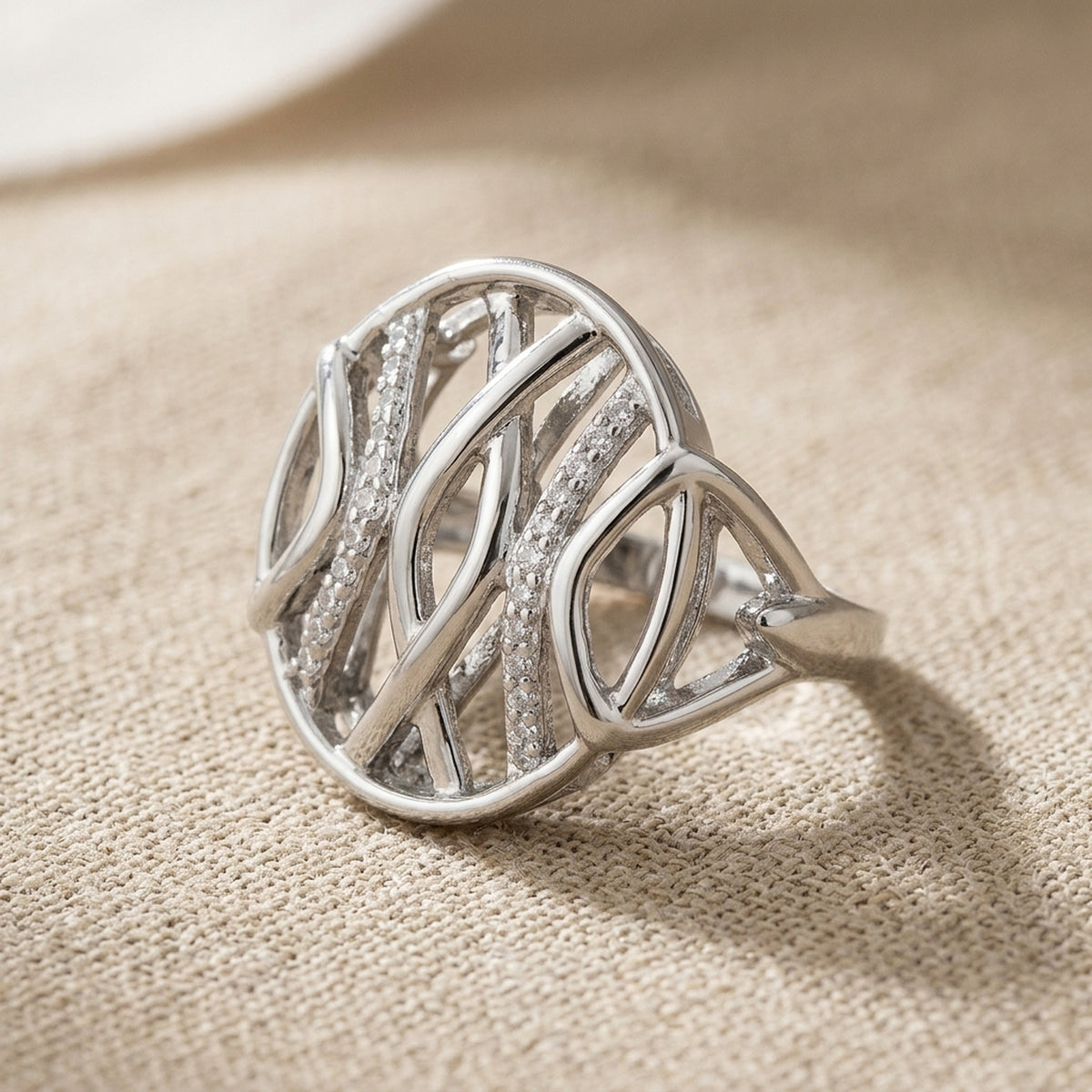 Ring mit vielen Zirkonia – 925er Silber, 20 mm – Detailansicht des Rings vor neutralem Hintergrund
