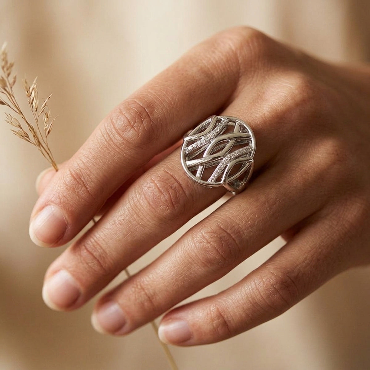 Ring mit vielen Zirkonia – 925er Silber, 20 mm – an der Hand getragen, zweite Lifestyle-Aufnahme in anderer Perspektive