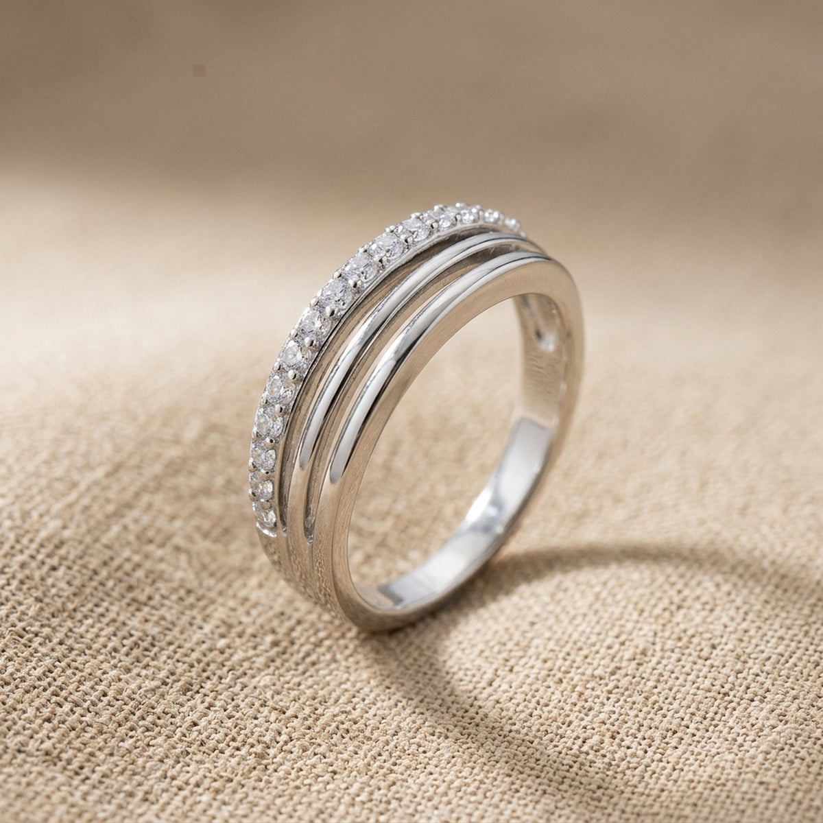 Ring mit Zirkonia – 925er Silber, 6 mm – Detailansicht des Rings vor neutralem Hintergrund
