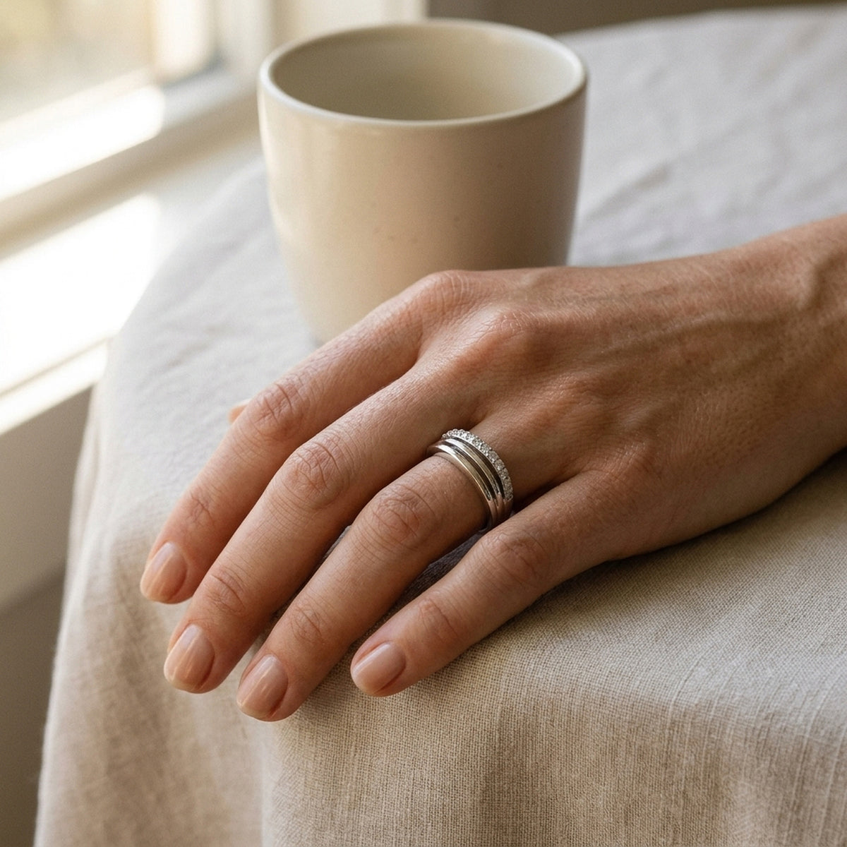 Ring mit Zirkonia – 925er Silber, 6 mm – an der Hand getragen, natürliche Lifestyle-Aufnahme