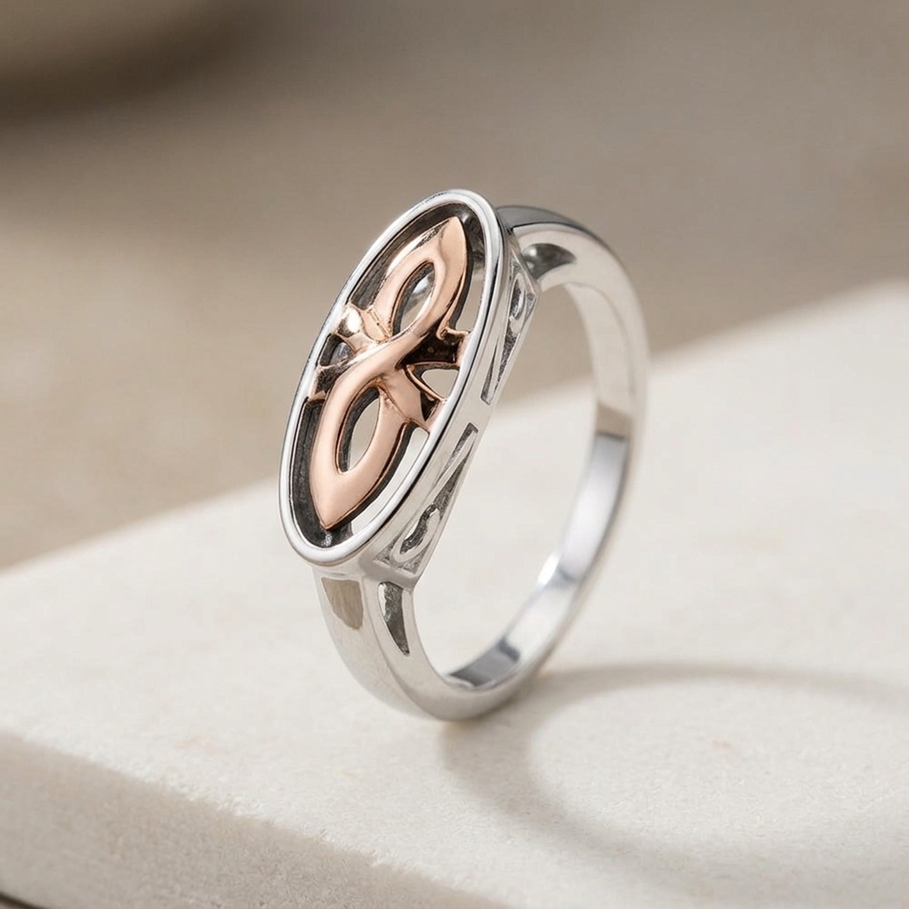 Ring bicolor rotvergoldet glänzend rhodiniert – 925er Silber, 7 mm – Detailansicht des Rings vor neutralem Hintergrund