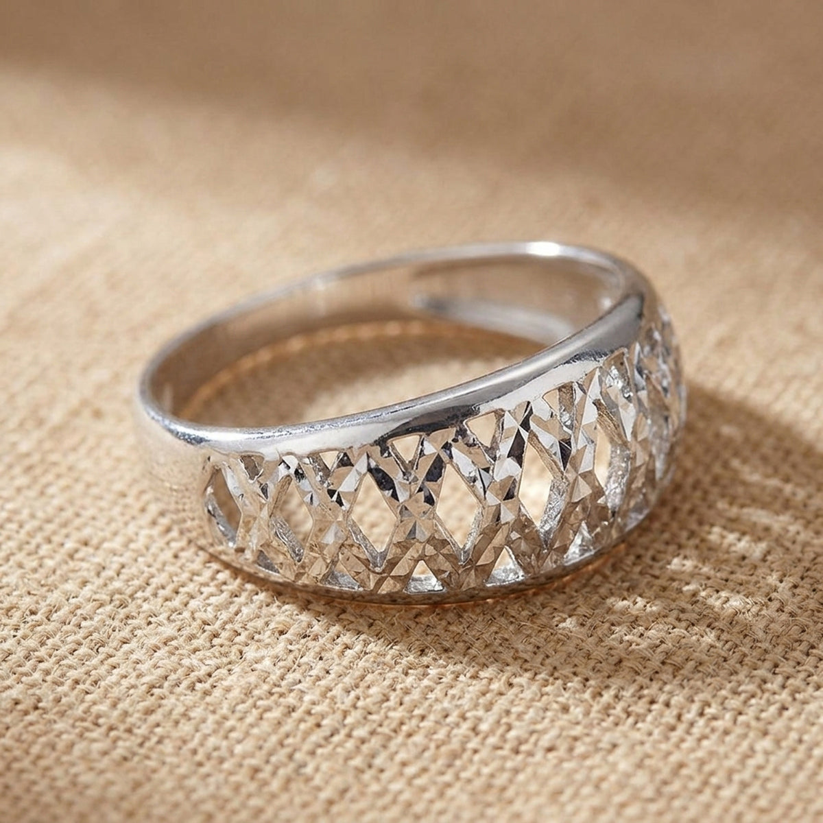 Ring diamantiert rhodiniert – 925er Silber, ca. 9 mm – Detailansicht des Rings vor neutralem Hintergrund