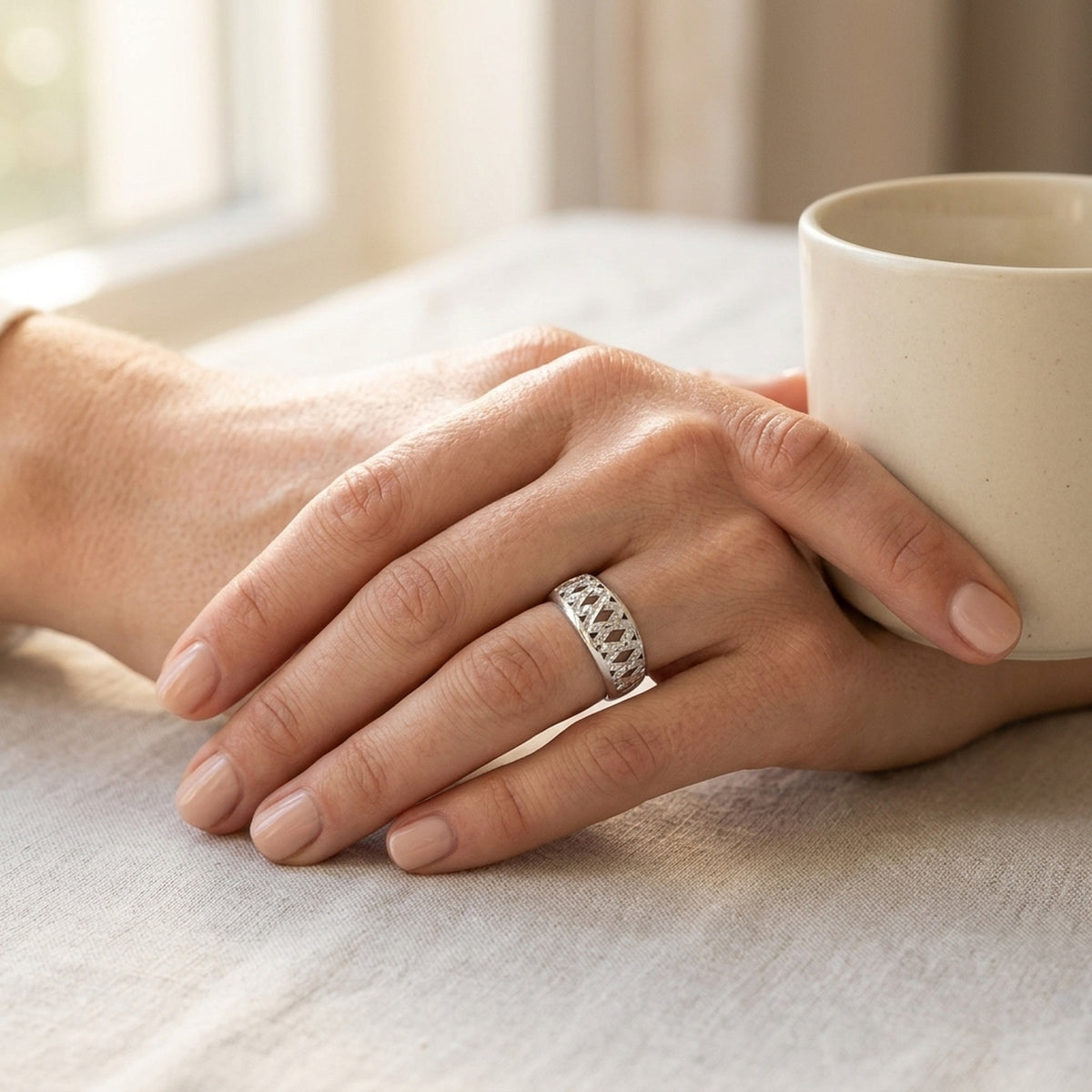 Ring diamantiert rhodiniert – 925er Silber, ca. 9 mm – an der Hand getragen, natürliche Lifestyle-Aufnahme