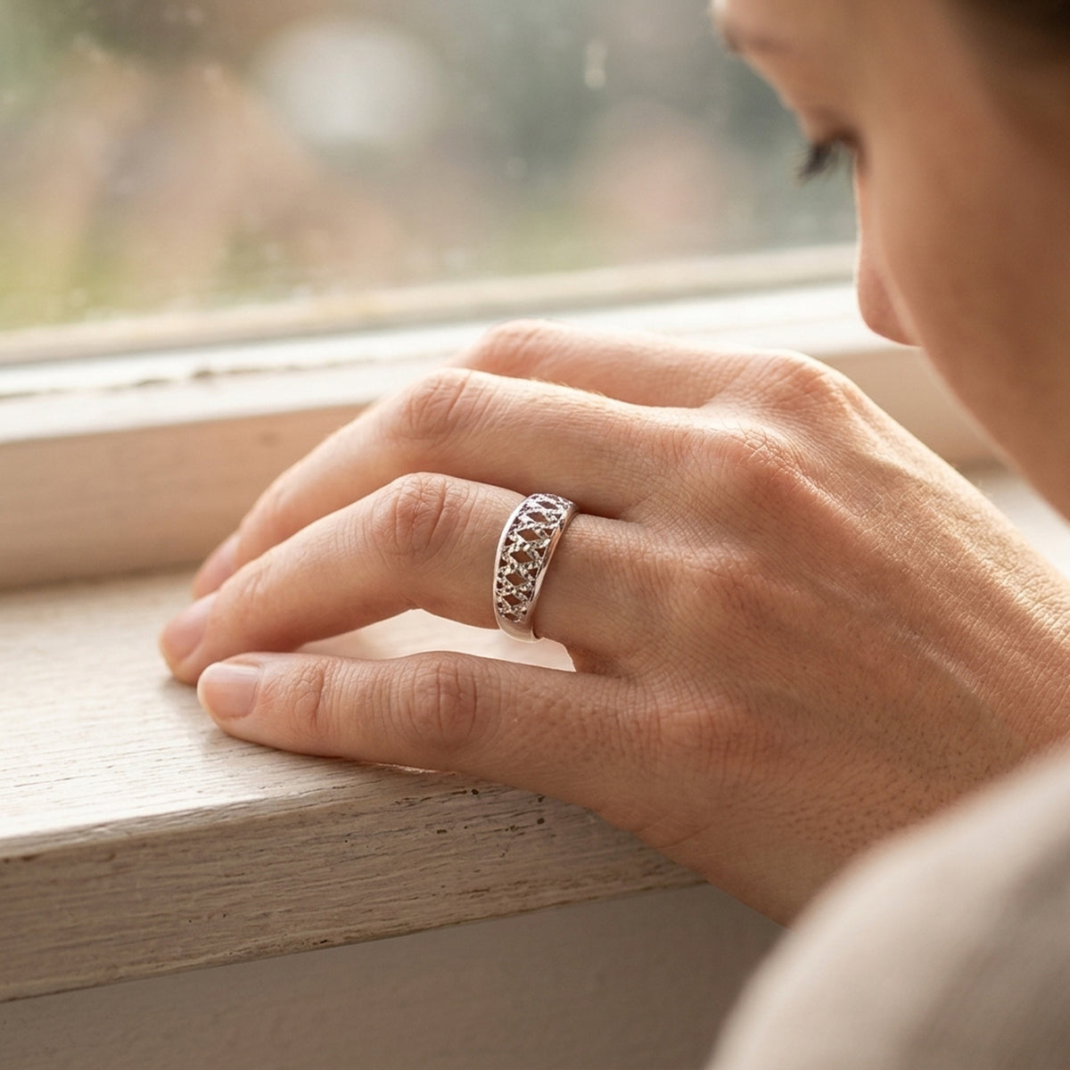 Ring diamantiert rhodiniert – 925er Silber, ca. 9 mm – an der Hand getragen, zweite Lifestyle-Aufnahme in anderer Perspektive