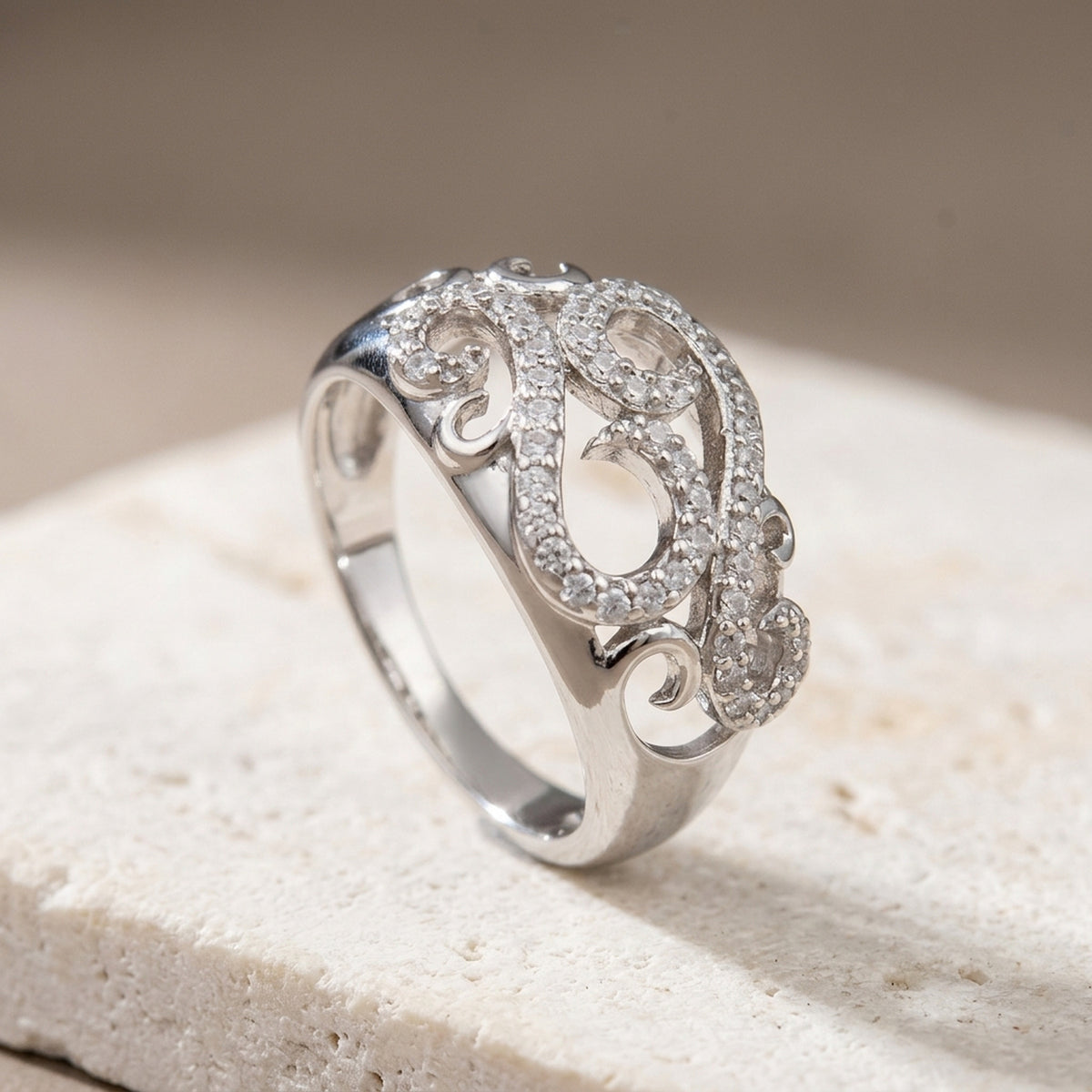 Floraler Ring mit vielen Zirkonia – 925er Silber, 11 mm – Detailansicht des Rings vor neutralem Hintergrund