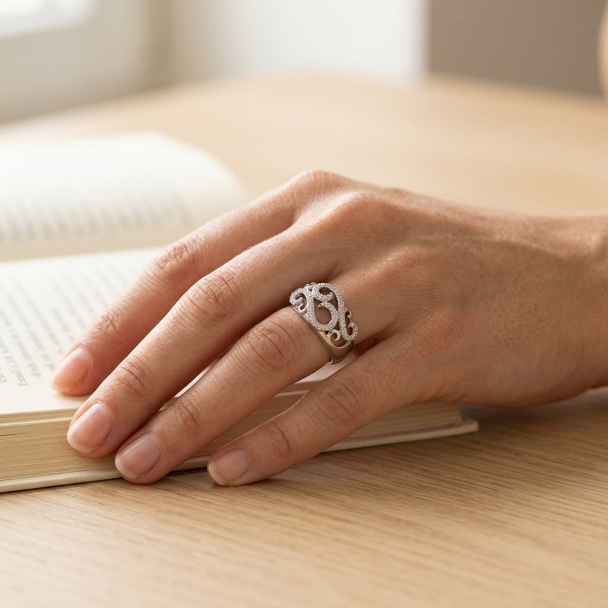 Floraler Ring mit vielen Zirkonia – 925er Silber, 11 mm – an der Hand getragen, natürliche Lifestyle-Aufnahme