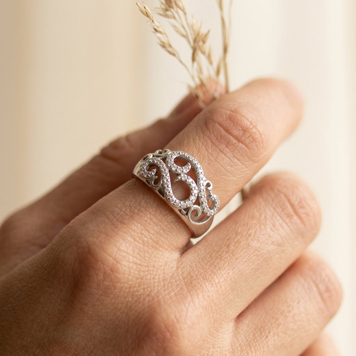 Floraler Ring mit vielen Zirkonia – 925er Silber, 11 mm – an der Hand getragen, zweite Lifestyle-Aufnahme in anderer Perspektive