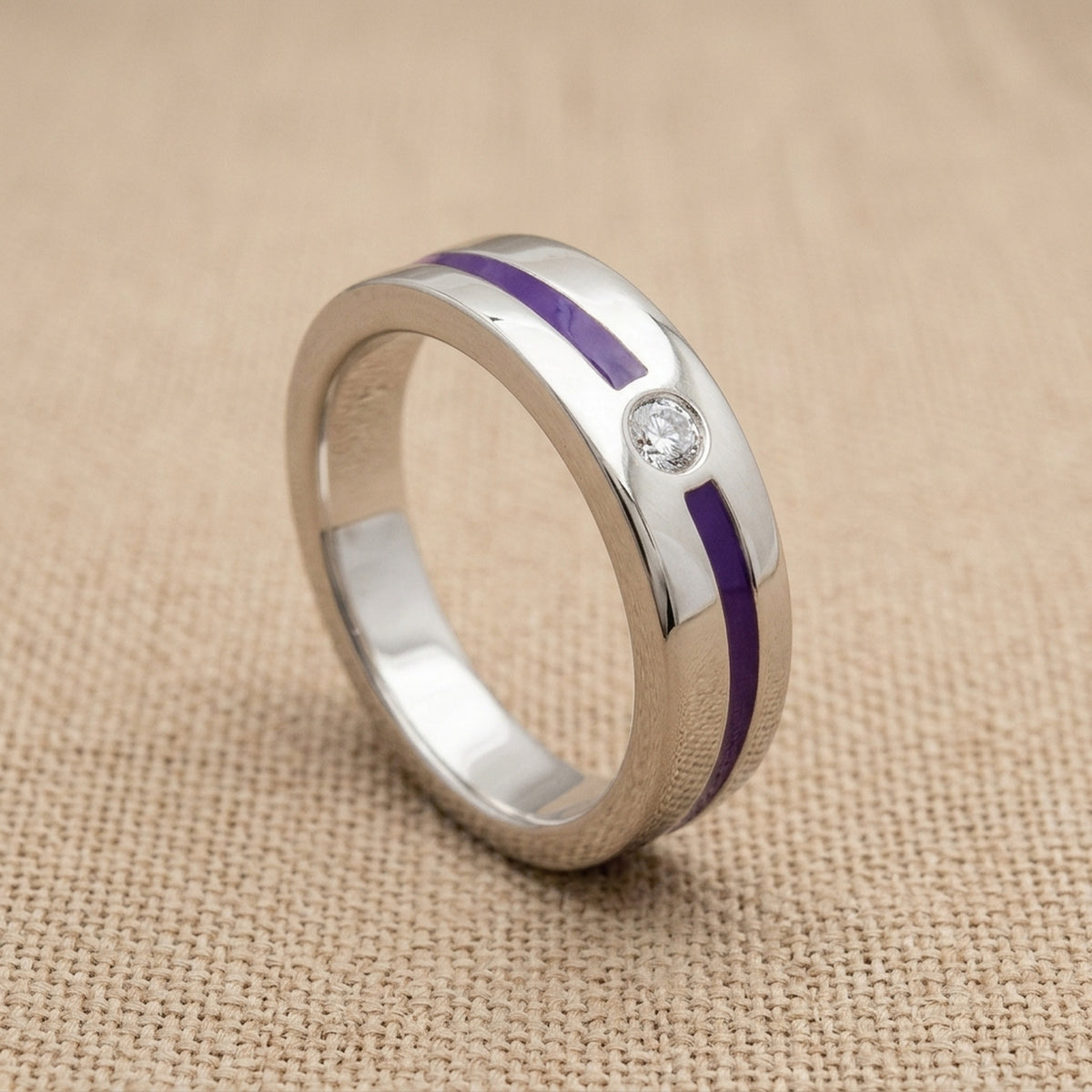 Ring mit lila Lackeinlage und weißen Zirkonia glänzend rhodiniert – 925er Silber, 6 mm – Detailansicht des Rings vor neutralem Hintergrund