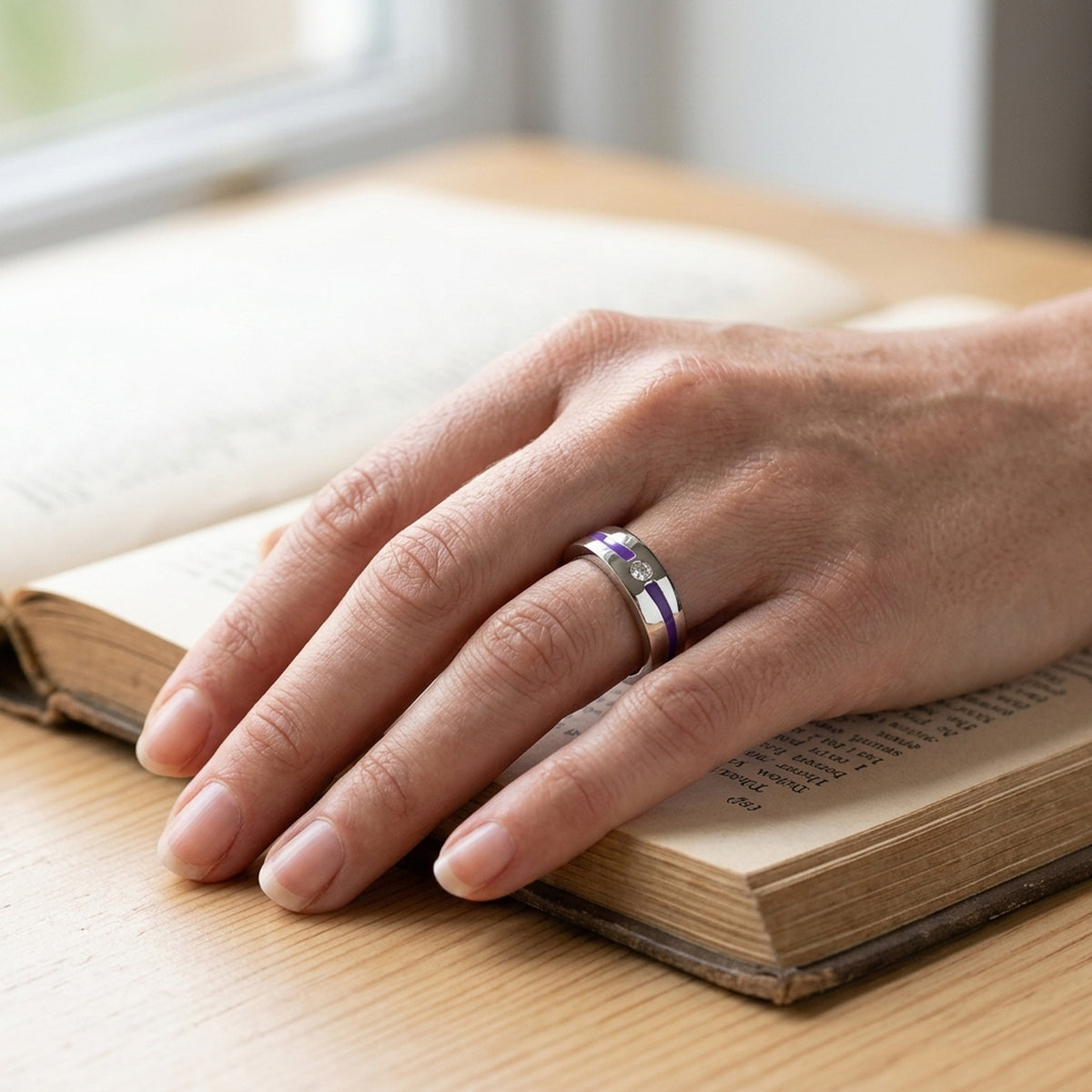 Ring mit lila Lackeinlage und weißen Zirkonia glänzend rhodiniert – 925er Silber, 6 mm – an der Hand getragen, natürliche Lifestyle-Aufnahme