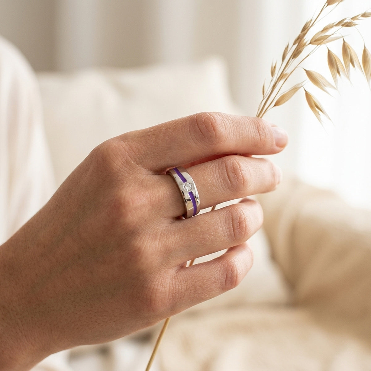 Ring mit lila Lackeinlage und weißen Zirkonia glänzend rhodiniert – 925er Silber, 6 mm – an der Hand getragen, zweite Lifestyle-Aufnahme in anderer Perspektive