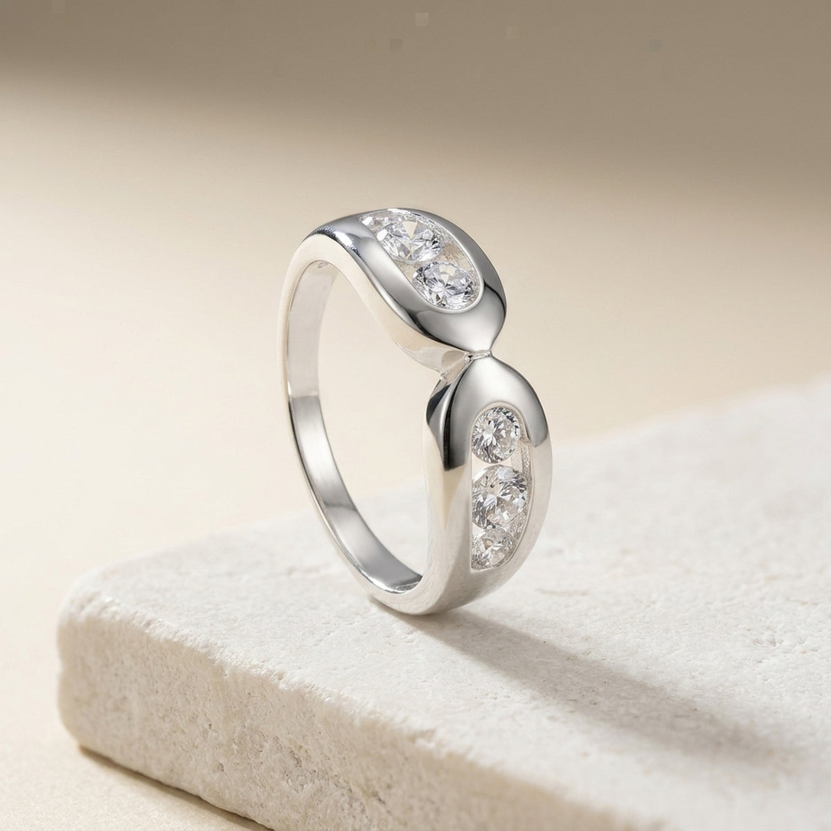 Ring mit 6 Zirkonia glänzend – 925er Silber, 6 mm – Detailansicht des Rings vor neutralem Hintergrund