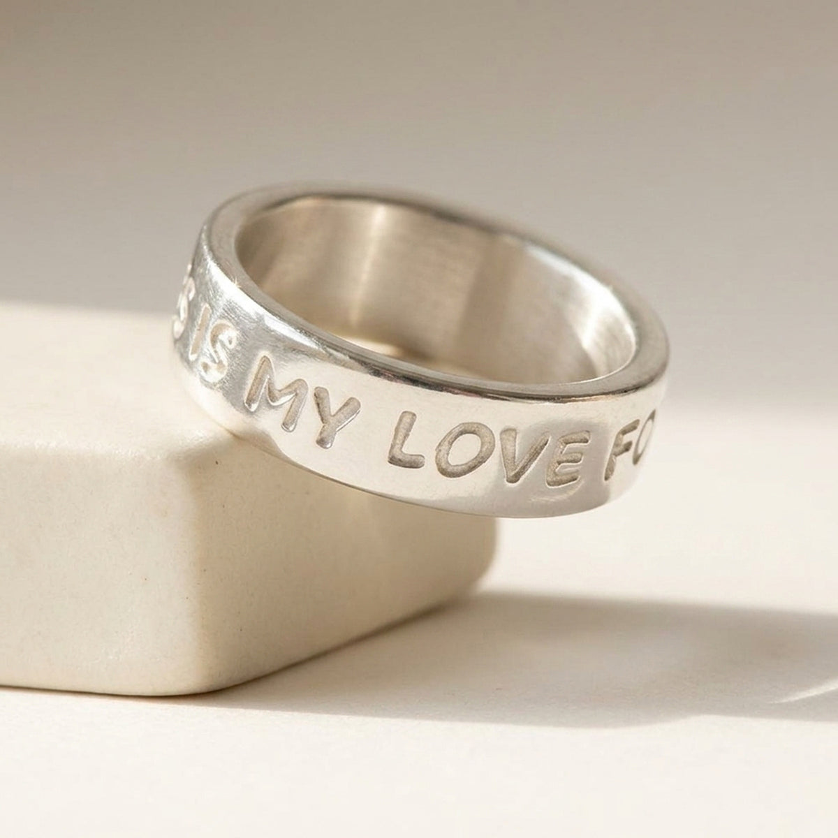 Ring mit Prägung LOVE HAS NO END – 925er Silber, 8 mm – Detailansicht des Rings vor neutralem Hintergrund