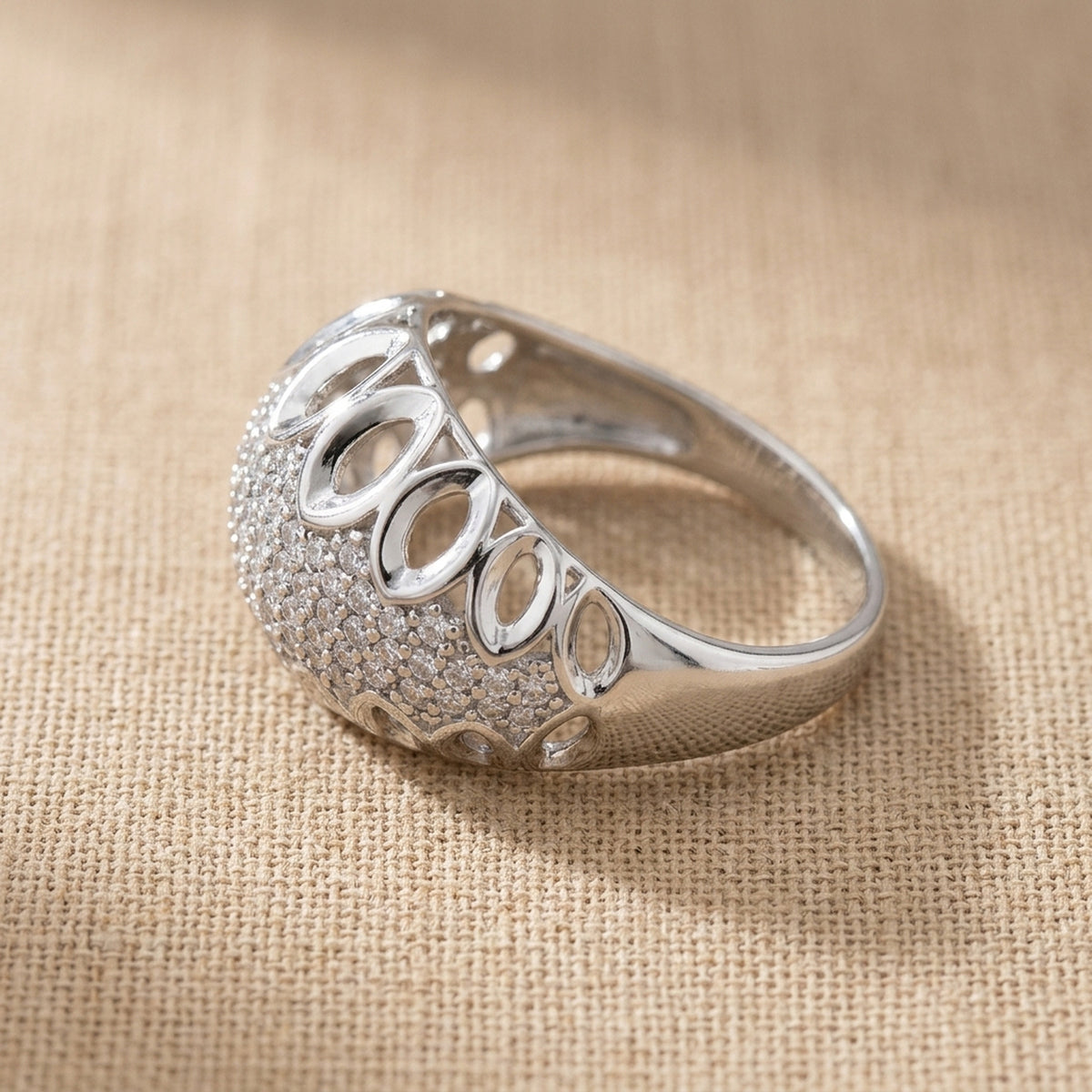 Ring mit vielen Zirkonia glänzend rhodiniert – 925er Silber, 13 mm – Detailansicht des Rings vor neutralem Hintergrund