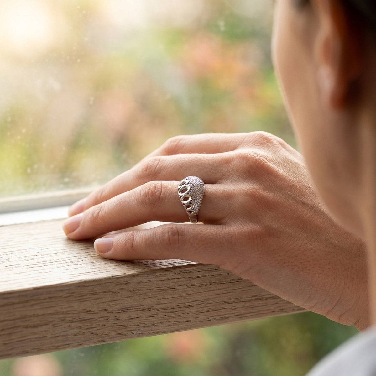 Ring mit vielen Zirkonia glänzend rhodiniert – 925er Silber, 13 mm – an der Hand getragen, zweite Lifestyle-Aufnahme in anderer Perspektive