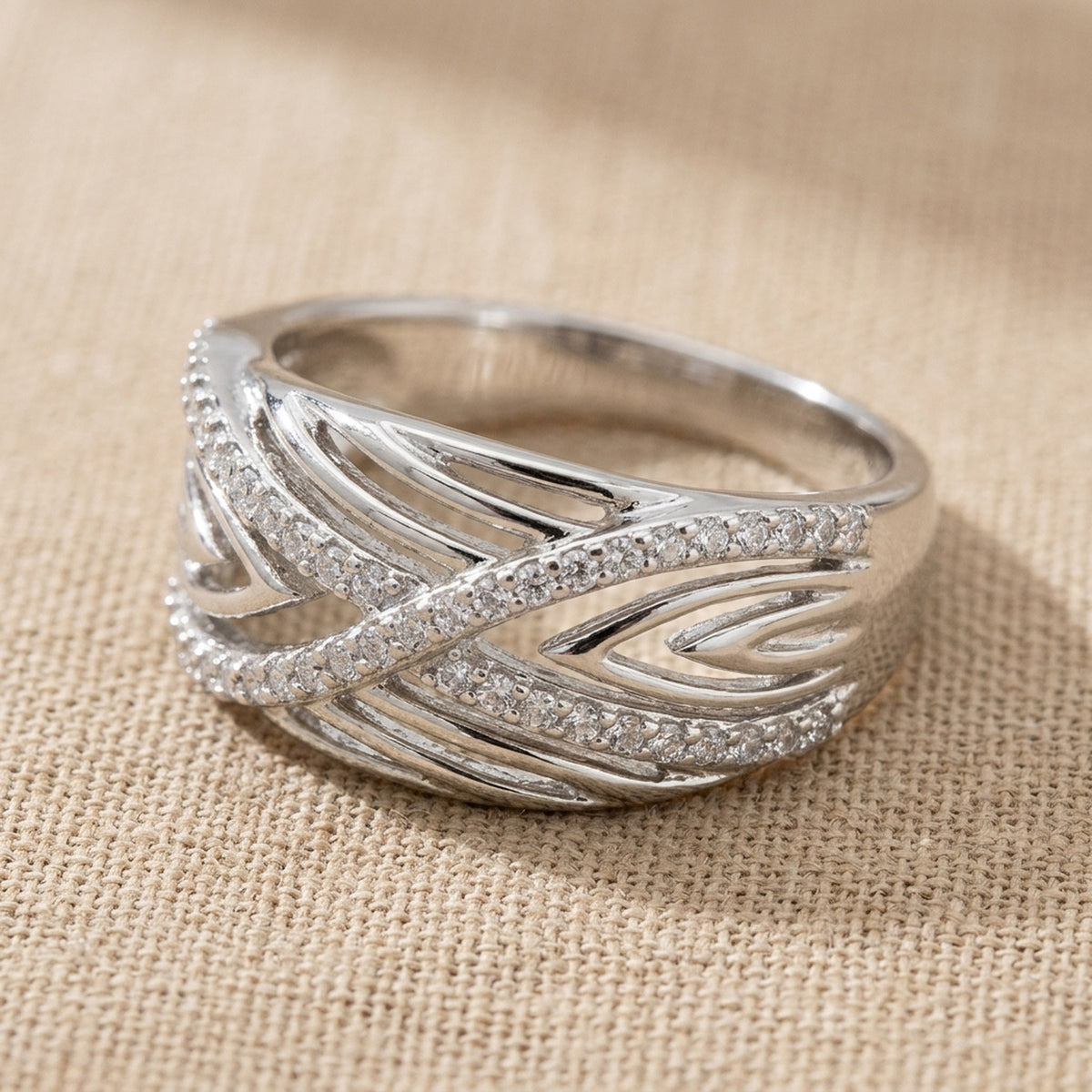 Ring mit vielen Zirkonia glänzend rhodiniert – 925er Silber, 11 mm – Detailansicht des Rings vor neutralem Hintergrund