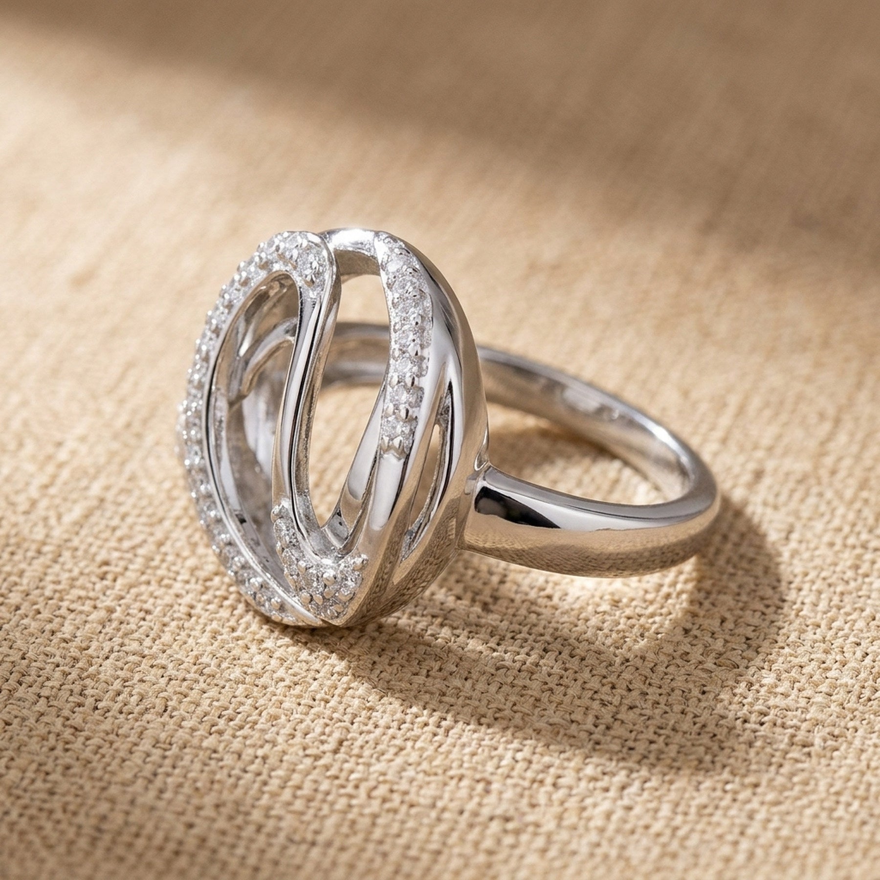 Ring mit vielen Zirkonia glänzend rhodiniert – 925er Silber, 20 mm – Detailansicht des Rings vor neutralem Hintergrund