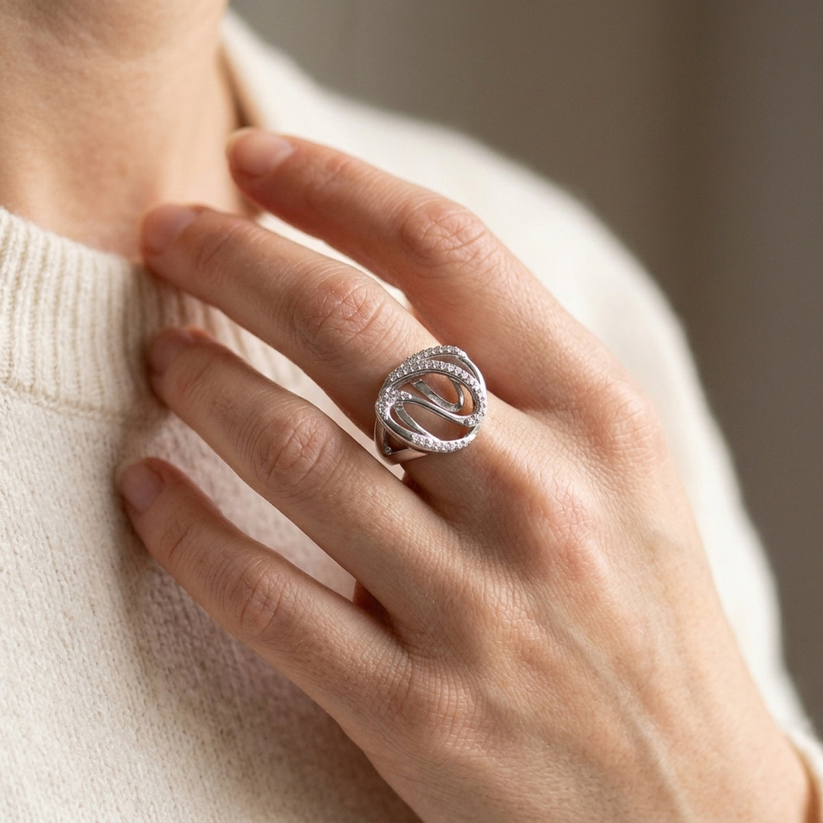 Ring mit vielen Zirkonia glänzend rhodiniert – 925er Silber, 20 mm – an der Hand getragen, natürliche Lifestyle-Aufnahme