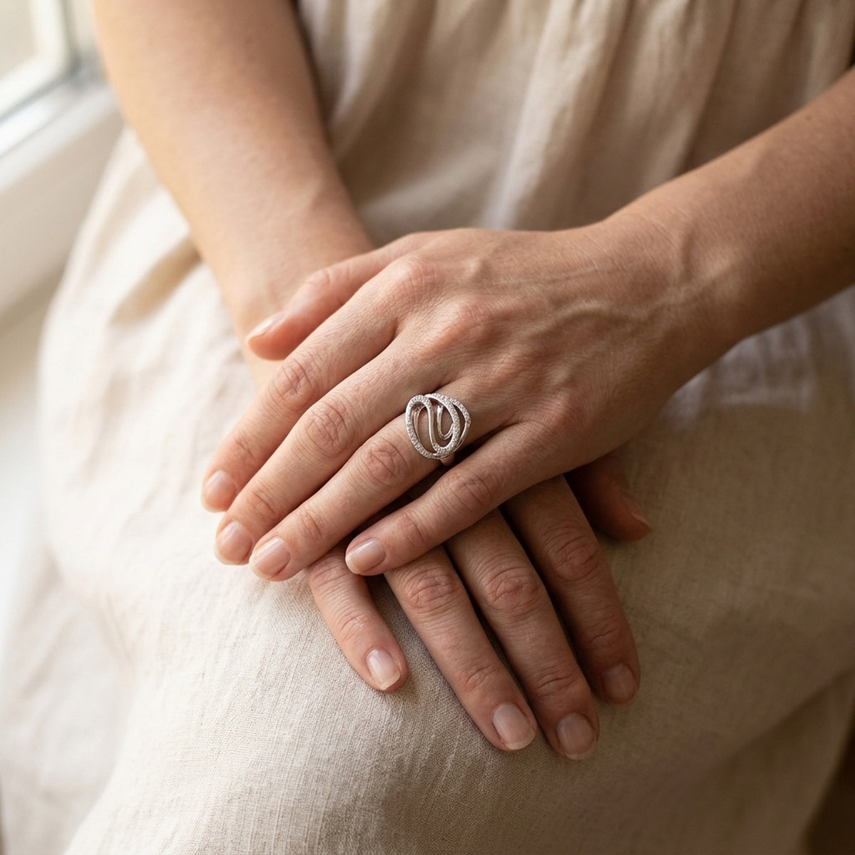Ring mit vielen Zirkonia glänzend rhodiniert – 925er Silber, 20 mm – an der Hand getragen, zweite Lifestyle-Aufnahme in anderer Perspektive