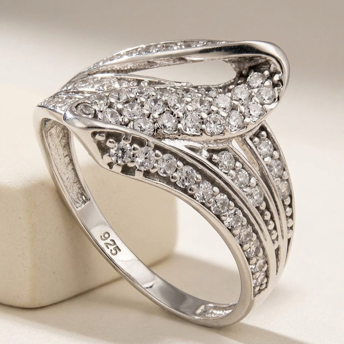 Ring mit vielen Zirkonia glänzend rhodiniert – 925er Silber, ca. 14 mm – Detailansicht des Rings vor neutralem Hintergrund
