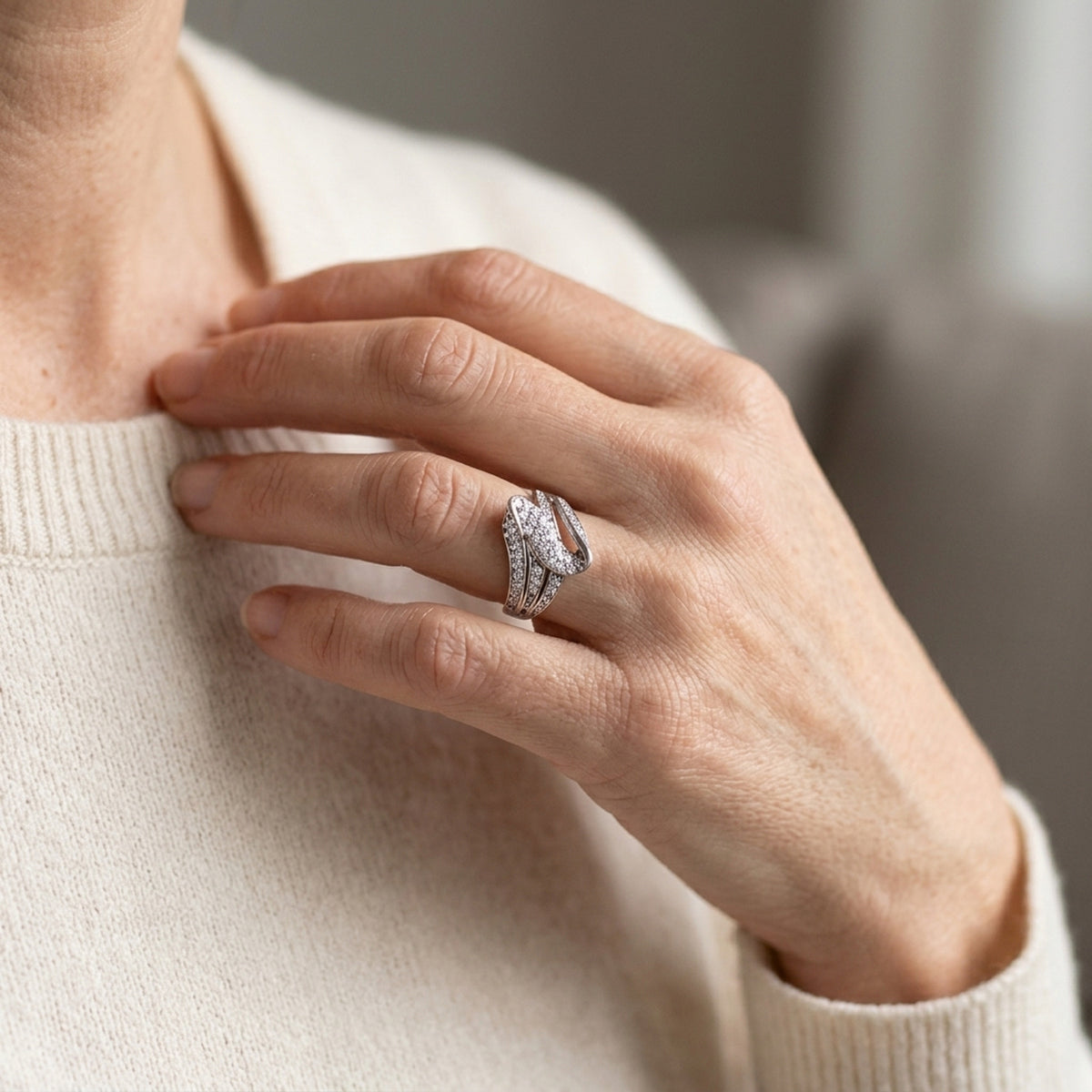 Ring mit vielen Zirkonia glänzend rhodiniert – 925er Silber, ca. 14 mm – an der Hand getragen, natürliche Lifestyle-Aufnahme